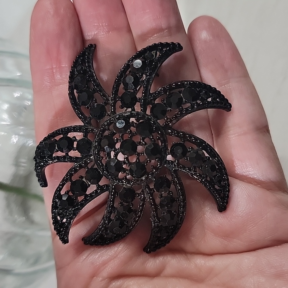 Vintage Weiss Black Rhinestone Enameled Sunburst Flower Japanned Metal Brooch